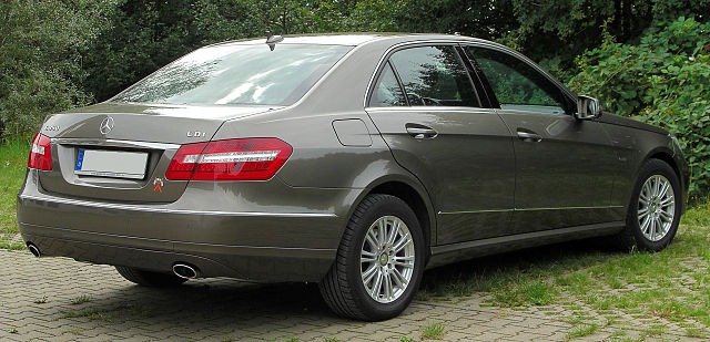 Datei:Mercedes E 350 CDI BlueEFFICIENCY Elegance (W212) front 20100809.jpg  – Wikipedia