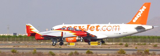 Militärischer und ziviler Betrieb parallel bis 2019 (hier Landeanflug einer militärischen CASA C-101 und im Hintergrund auf dem Taxiway ein ziviler Airbus A319)