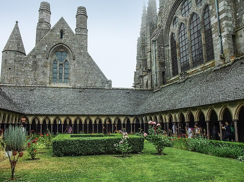 Le cloître : ancien état du jardin médiéval.