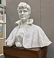 Buste en marbre représentant l'écrivaine Amalie Skram, exposé dans la bibliothèque publique de Bergen