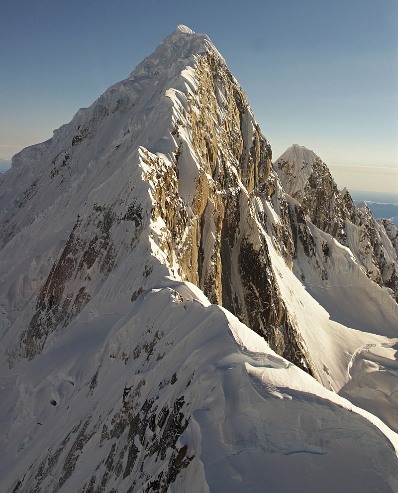 https://upload.wikimedia.org/wikipedia/commons/thumb/b/ba/Mount_Huntington_aerial_view.jpg/800px-Mount_Huntington_aerial_view.jpg