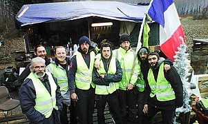 Gilets jaunes : à quoi correspond le drapeau bleu et vert avec une roue  rouge au milieu aperçu en manifestation ? – Libération