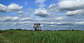 Nationaal Park De Alde Feanen. Locatie, It Wikelslân. Hoge luchten boven eenzame uitkijktoren.