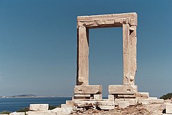 Vestigios de un templo arcaico (dedicado a Apolo).