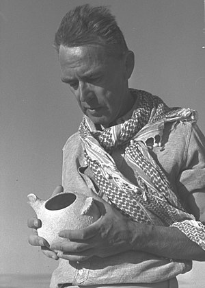 פרופ' נלסון גליק בישראל מחזיק כד עתיק, בשנת 1956.