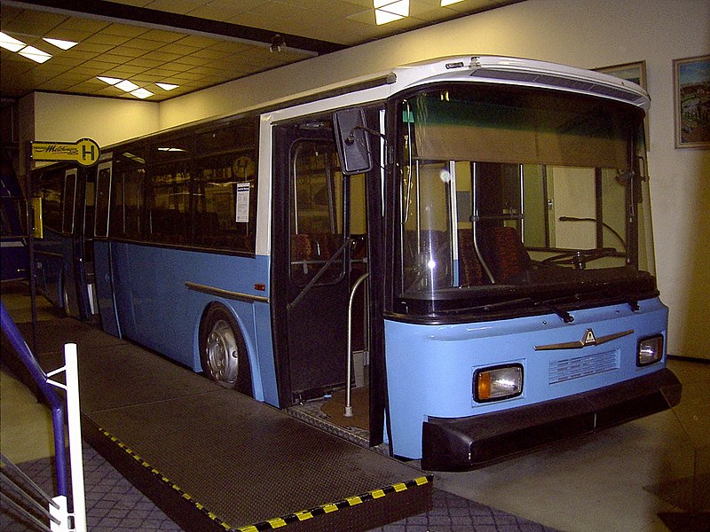 *** Neoplan *** 800px-Neoplan_erster_niederflurbus