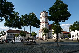 Neustrelitz-Marktplatz mit Stadtkirche.jpg