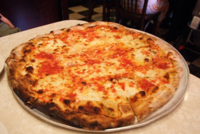 Пица у њујоршком стилу сервирана у пицерији у Њујорку