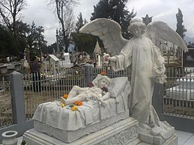 Niña del Angel en el panteón de Orizaba.jpg