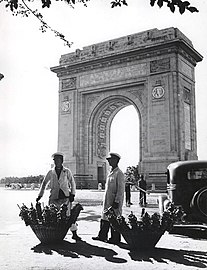 Pretzel vendors in uniform near the current Arcul de Triumf in the late 1930s