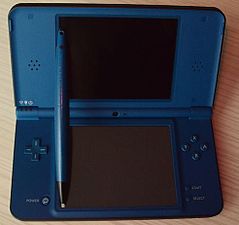 Een blauwe Nintendo DSi XL