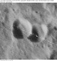 Сателітний кратер Аполлоній F (праворуч). Ліворуч кратер Делі[en]. Світлина зонда Lunar Orbiter - IV