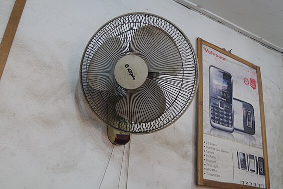 OSCILLATING WALL FAN