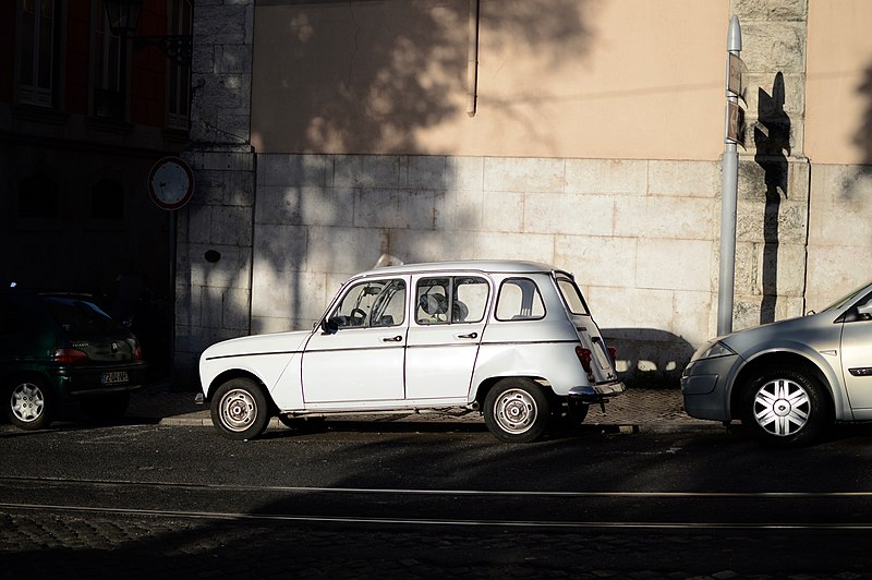 File:Old Renault, Lisbon (34608850566).jpg