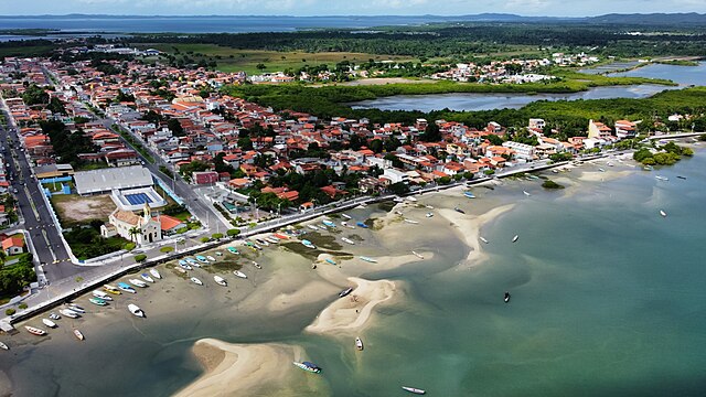 Foto aérea da orla marítima da sede de Salinas da Margarida.