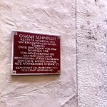 Gedenkplaat op het huis in het oude centrum van Regensburg waar Oskar Schindler woonde