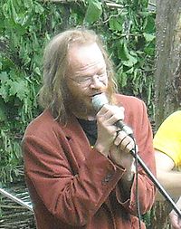 Pekka Myllykoski esiintyy Freud Marx Engels & Jungin laulusolistina Fiskarsissa 13.6.2009. Kuva Seppo Linnaluoto.