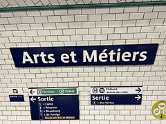 Panneau de la station, en police de caractères Parisine.