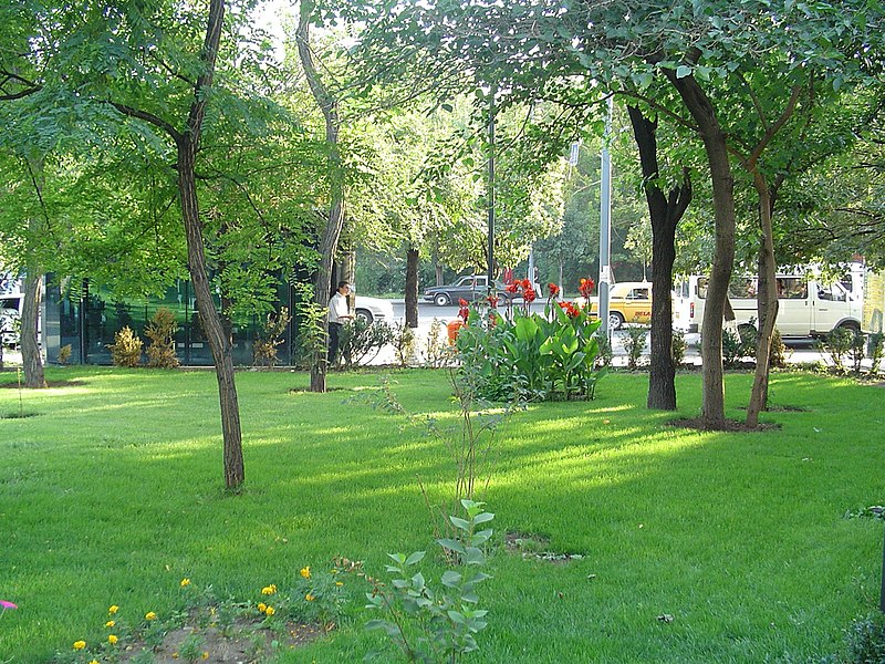 File:Park in Yerevan near place de France.jpg