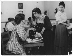 Patricia Castell, Tita Merello y Tina Serrano en La Madre María (1974).