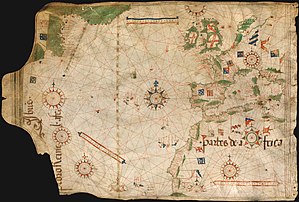 Carte de 1504-1505 du navigateur portugais Pedro Reinel montrant à gauche la côte est de Terre-Neuve, avec la première rose des vents pointant le nord. (définition réelle 3 418 × 2 312)