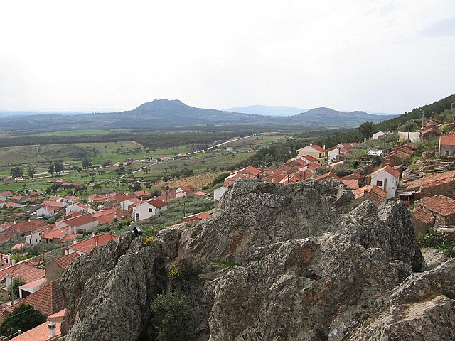 Vista de Penha Garcia (com a aldeia de Monsanto ao fundo)