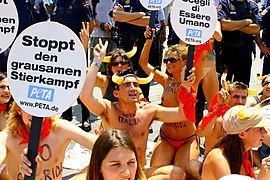 Activistes italians de PETA protestant a Pamplona, 2003