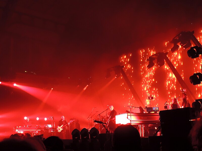 File:Peter Gabriel Back To Front-Tour Red Rain 01 29042014.jpg