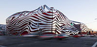 Vue extérieure du Petersen Automotive Museum