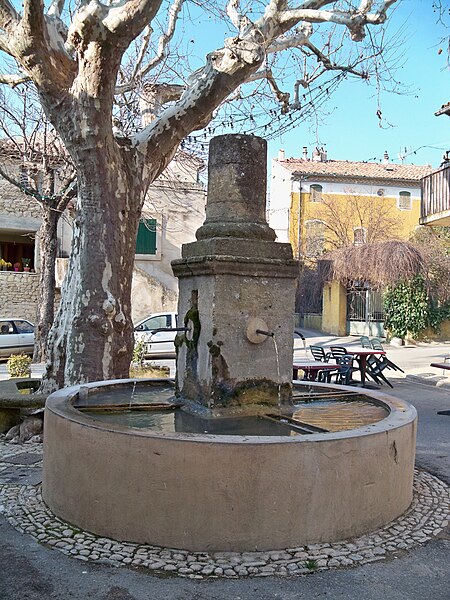 File:Peypin - Fontaine.JPG