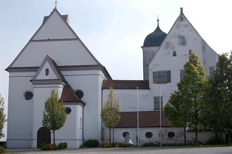 File:Pfarrkirche St. Martin vom Kirchplatz aus gesehen.jpg