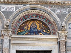 Luneto sobre la puerta central de la catedral, representando a la Virgen María, por Giuseppe Modena da Lucca