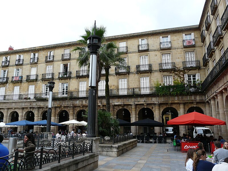 File:Plaza Barria P1270271.jpg