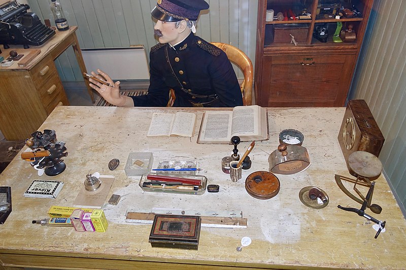 File:Police of Norway Rural chief of police office (Gloppen & Breim lensmannskontor) Late 1930s Uniform Stationary etc Justismuseet Trondheim 2019-04-10 2959.jpg