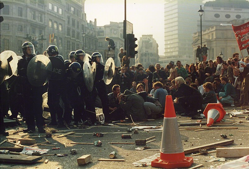 File:Poll Tax Riot 31st Mar 1990 Trafalger Square - Police Pinned down.jpg
