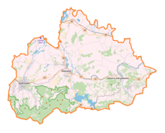 Mapa konturowa powiatu wadowickiego, po prawej znajduje się punkt z opisem „Kalwaria Zebrzydowska”