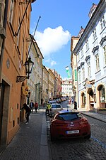 Miniatuur voor Bestand:Prague Praha 2014 Holmstad biler ugly cars destroying Nerudova Street.jpg