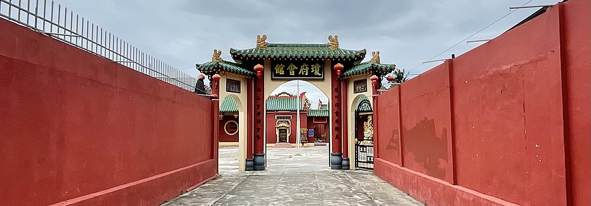 Cổng Tam quan Quỳnh Phủ Hội quán