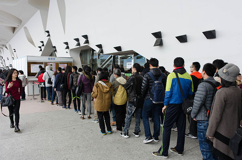 File:Queue of Buying Tickets in FF25 20150131.jpg