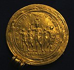 Золотой медальон с изображением Константина I с сыновьями