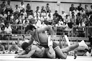 English: Wrestlers Valentin Raitchev and Jamtsyn Davaajav during their match. Русский: Борцы Валентин Райчев и Жамцын Даваажав во время поединка