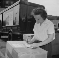 New Britain, Connecticut. Mrs. Dorthy Bell, Irish-German descent, 27 let, matka dvou dětí, employed at the American Railway Express Company, sorting packages, weighing them, etc., earns seventy-nine and one-half cents per hour