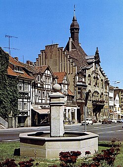 Rathaus mit Marktplatz und Brunnen