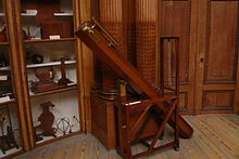 Reflecting telescope after Isaac Newton by William Herschel, built to order in 1790 and formerly used in the observatory Reflecting Telescope after Isaac Newton by William Herschel from Slough 1790 - Teylers Oval Room.jpg