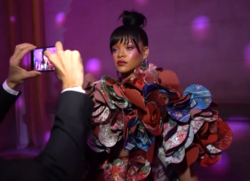 Rihanna con un vestido de Comme des Garçons en la Met Gala del 2017.