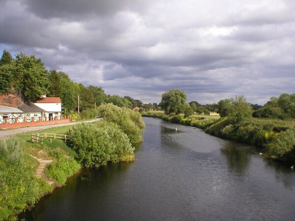 The River Dee marking the border between Farndon, England, to the left and Holt, Wales, to the right
