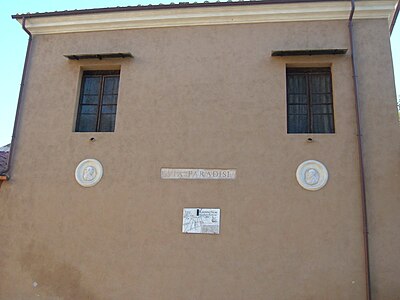 Murväggen mot Via delle Sette Chiese med medaljonger föreställande de heliga Carlo Borromeo och Filippo Neri.