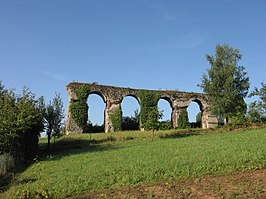 Het Romeinse aquaduct waaraan de plaats haar naam dankt