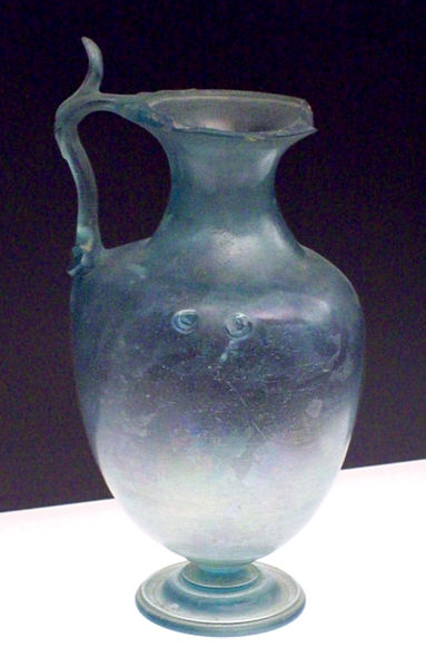 File:Roman glass hydria from Baelo Claudia (M.A.N. 1926-15-287) 01.jpg