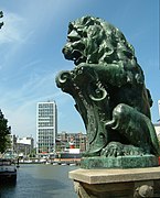 Lion en bronze, ornement du Regentessebrug à Rotterdam.